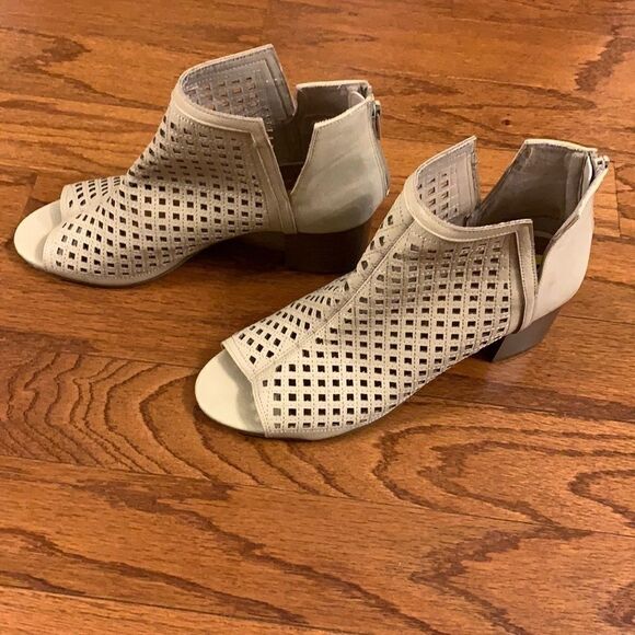 Size 9 cream Booties - Picture 1 of 5